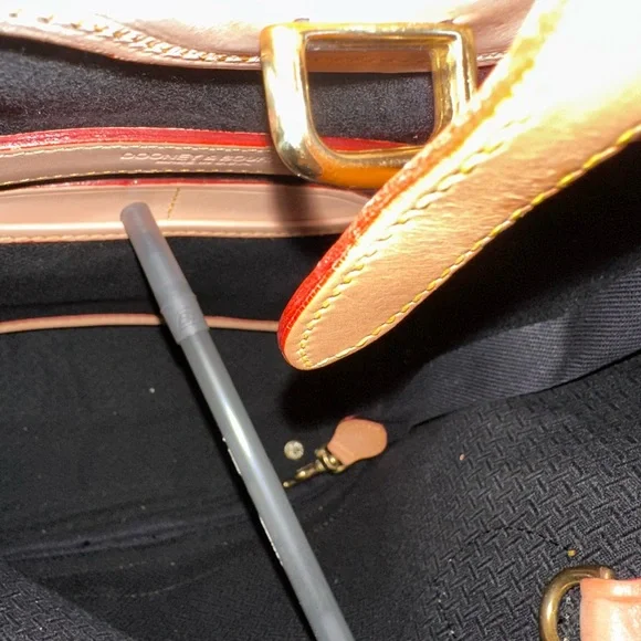 Dooney & Bourke
DOONEY & BOURKE VINTAGE CABRIOLET BUCKET BAG in Hunter Green - Picture 8 of 10